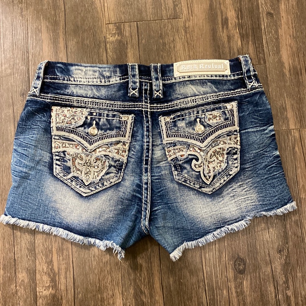 Like New Rock Revival Celinda Leopard Mid Rise Shorts 29